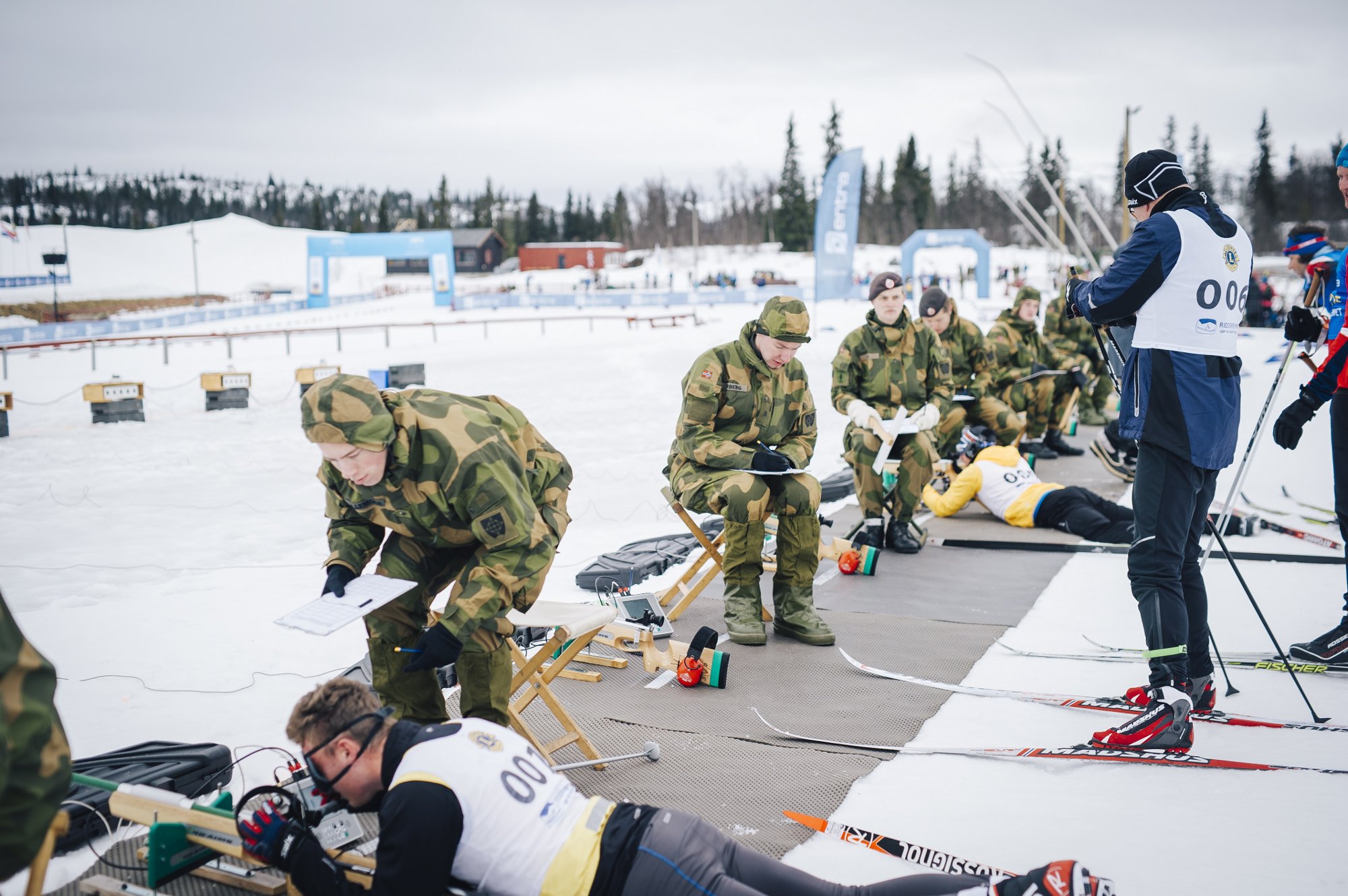 Standplass skiskyting. Millitæret hjelper deltagere på Ridderuken med skyting